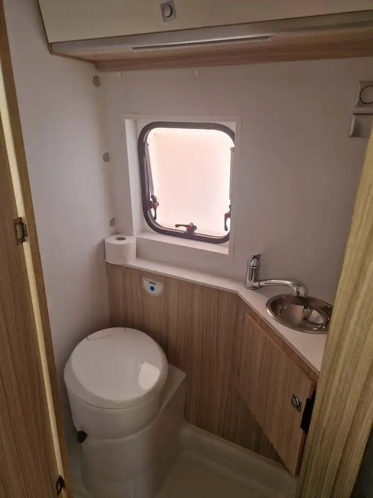 Avtodom za 4 osebe - slika 6