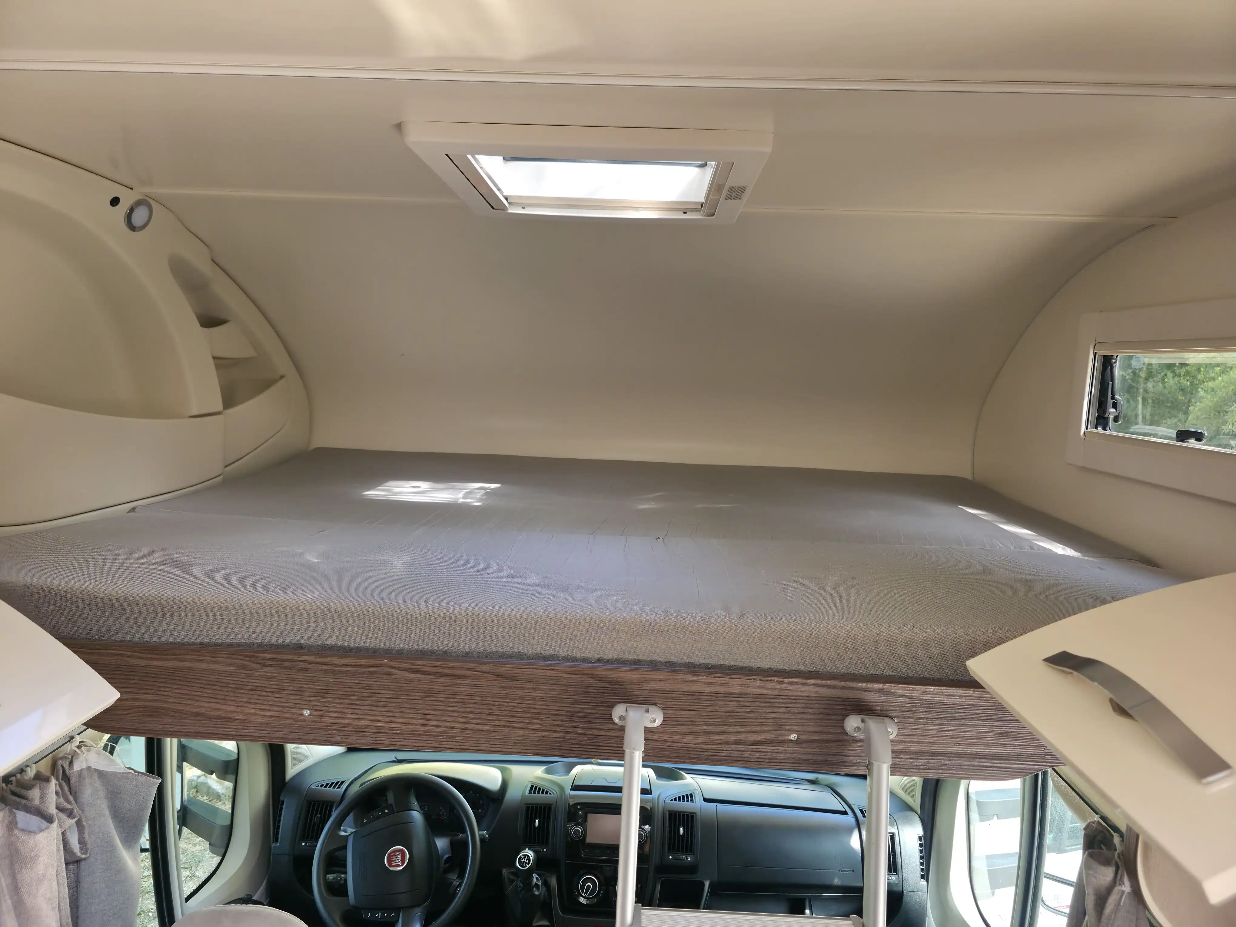 Avtodom za 6 oseb - slika 8